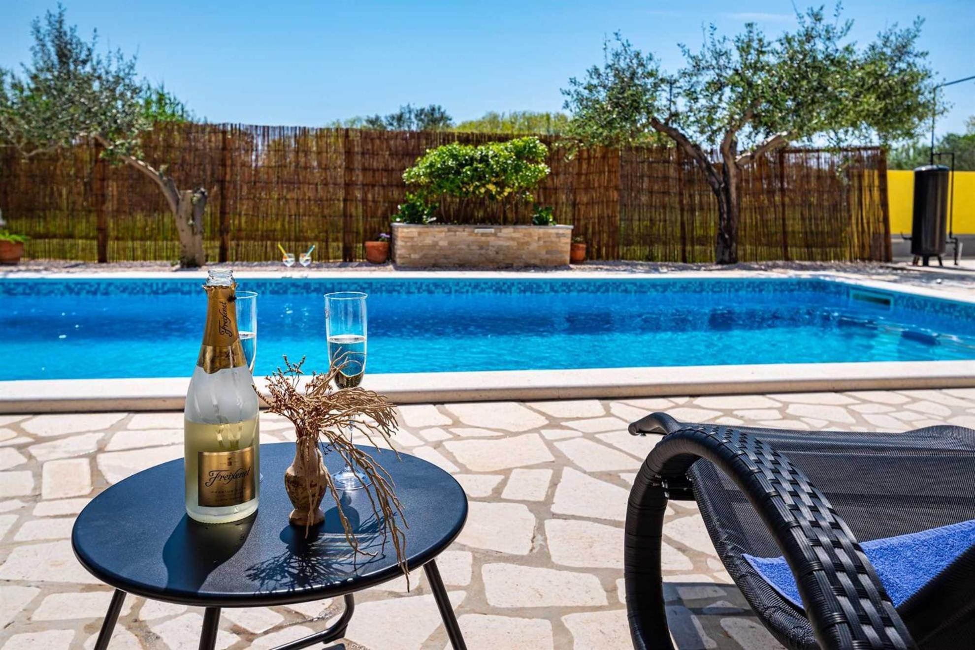Apartment House Simoni With Pool, Zadar County 프리블라카 외부 사진